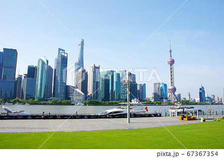 上海市の北外灘濱江緑地から浦東新区の超高層ビル群を望む 67367354