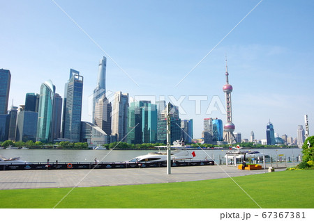 上海市の北外灘濱江緑地から浦東新区の超高層ビル群を望む 上海市の北外灘濱江緑地から浦東新区の超高層ビル群を望む 67367381