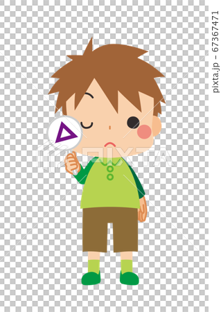 小男孩抱著一個三角形的標記 小男孩抱著一個三角形的標記 67367471