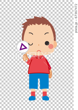 小男孩抱著一個三角形的標記 67367472