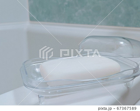 バスタブのふちに置かれたソープディッシュにのる石けん 67367589