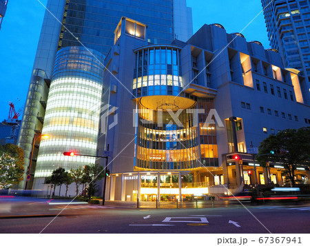 大阪梅田 夕暮れのハービス大阪の写真素材
