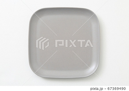 シンプルなお皿 67369490