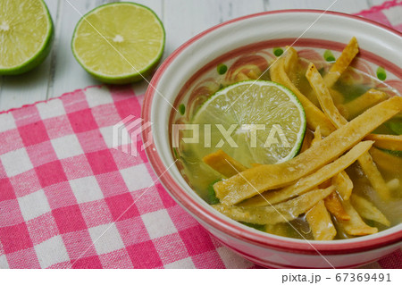 メキシコのスープ　ソパ・デ・リマ　Sopa de Lima 67369491