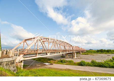 石川県の手取川に架かる粟生大橋 67369675