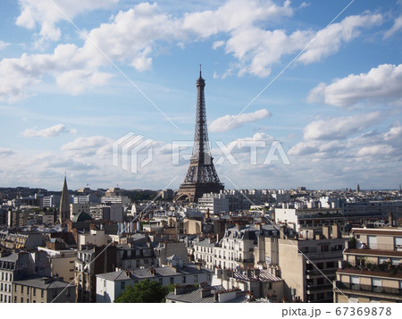 快晴の青空の下に映えるエッフェル塔が印象的なパリ全体の街並み 67369878
