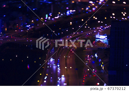 ホーチミンにて高所から撮影したミニチュア風の夜の交通渋滞 ホーチミンにて高所から撮影したミニチュア風の夜の交通渋滞 67370212