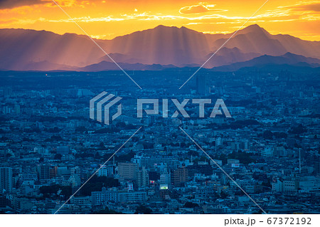 《東京都》東京西部の街並み・夕暮れの光芒 67372192