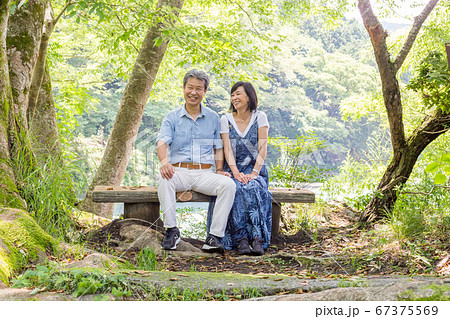 初夏 御岳渓谷遊歩道を楽しむ夫婦   渓流  多摩川 67375569