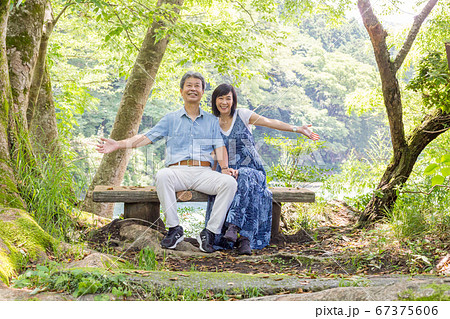 初夏 御岳渓谷遊歩道を楽しむ夫婦   渓流  多摩川 67375606