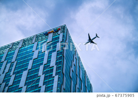 日本の東京都市景観 渋谷から望む航空機(左のビルは渋谷ストリーム) 日本の東京都市景観 渋谷から望む航空機(左のビルは渋谷ストリーム) 67375905