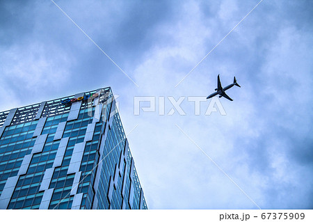 日本の東京都市景観 渋谷から望む航空機(左のビルは渋谷ストリーム) 日本の東京都市景観 渋谷から望む航空機(左のビルは渋谷ストリーム) 67375909