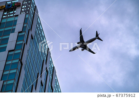 日本の東京都市景観　渋谷から望む航空機（左のビルは渋谷ストリーム） 67375912