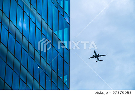 日本の東京都市景観　渋谷から望む航空機（左のビルは渋谷スクランブルスクエア） 67376063