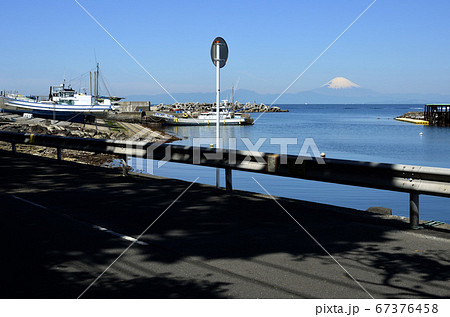 海辺の道路と富士山 67376458