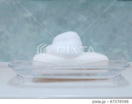 真横から撮られたソープディッシュの上の泡のついた石けん 67376596