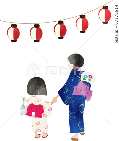 夏祭りに向かう浴衣姿の母子　お盆提灯 67376614