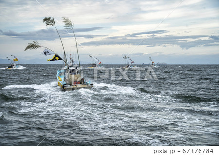おんべ鯛奉納船が篠島港から伊勢神宮へ出航 67376784