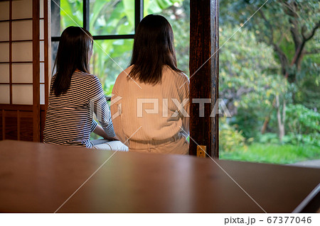 庭を眺める女性の後ろ姿 庭を眺める女性の後ろ姿 67377046