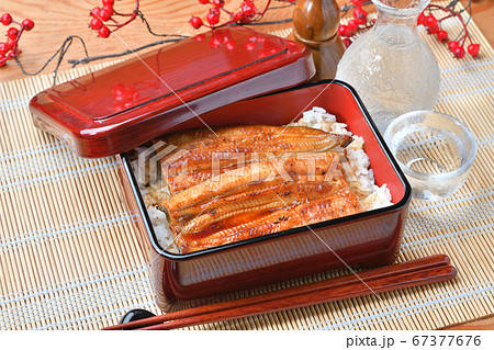 ※お猪口の中身は水です。浜名湖産のうなぎかば焼き（蒲焼き、カバヤキ）鰻重、うな重。 67377676