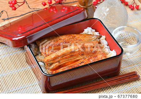 ※お猪口の中身は水です。浜名湖産のうなぎかば焼き（蒲焼き、カバヤキ）鰻重、うな重。 67377680