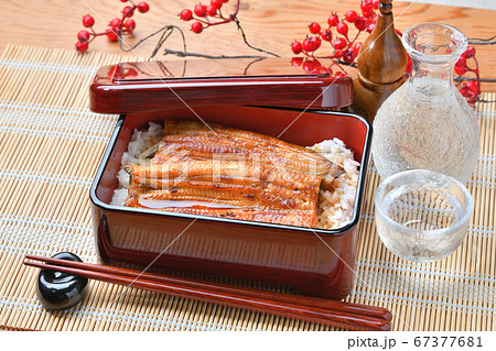 ※お猪口の中身は水です。浜名湖産のうなぎかば焼き（蒲焼き、カバヤキ）鰻重、うな重。 67377681