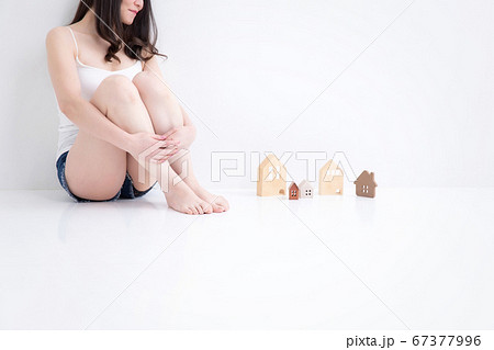 ショートパンツを着た女性 ショートパンツを着た女性 67377996