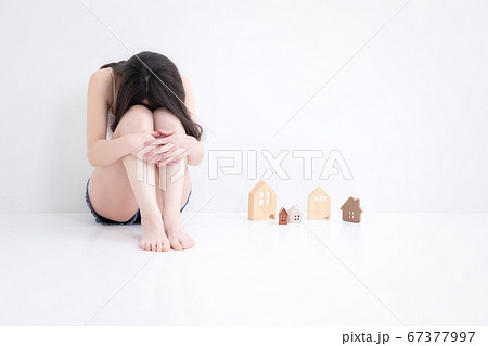 ショートパンツを着た女性 67377997