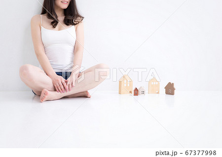 ショートパンツを着た女性 67377998