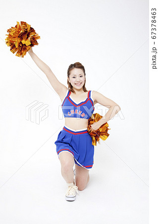 笑顔で応援するチアガール 67378463
