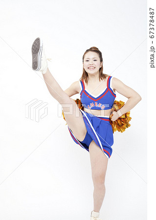 笑顔で応援するチアガール 67378487