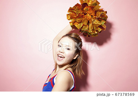 笑顔で応援するチアガール 67378569