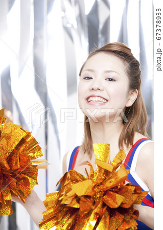 笑顔で応援するチアガール 笑顔で応援するチアガール 67378933