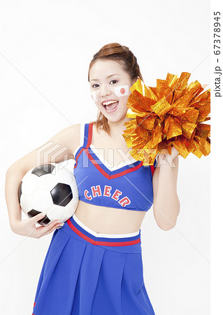 サッカーの応援するチアガール 67378945