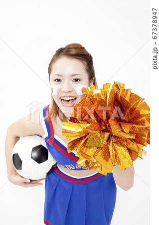 サッカーの応援をするチアガール 67378947