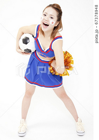 サッカーの応援するチアガール 67378948