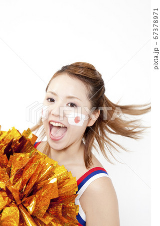 笑顔で応援するチアガール 笑顔で応援するチアガール 67378971
