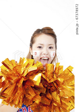 笑顔で応援するチアガール 67378972