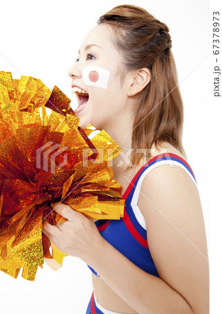 笑顔で応援するチアガール 67378973