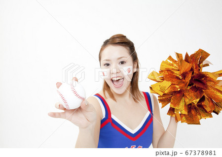 野球を応援するチアガール 67378981