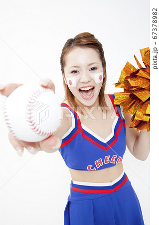 野球を応援するチアガール 野球を応援するチアガール 67378982
