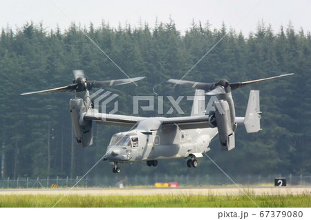横田基地を離陸するアメリカ空軍の輸送機CV-22オスプレイ 横田基地を離陸するアメリカ空軍の輸送機CV-22オスプレイ 67379080