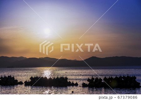 青森県　下北半島から昇る朝陽　外ケ浜町から撮影01 67379086