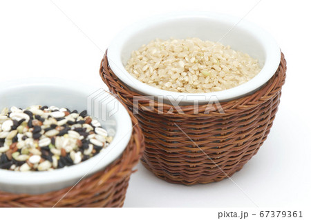 2つの籐の器に盛った雑穀米と玄米 67379361