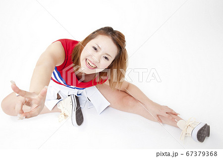 ストレッチするチアガール 67379368