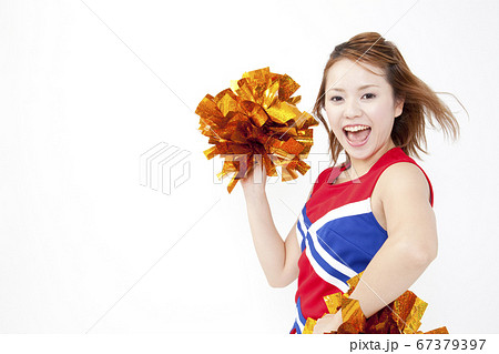 笑顔で応援するチアガール 67379397