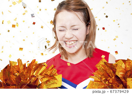 笑顔で応援するチアガール 67379429