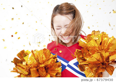 笑顔で応援するチアガール 67379430