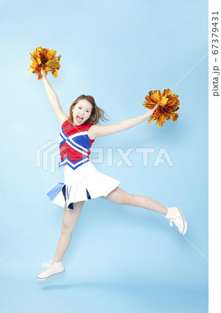 笑顔で応援するチアガール 笑顔で応援するチアガール 67379431