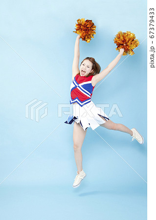 笑顔で応援するチアガール 67379433